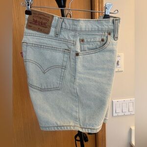 Levi's Light Wash Relaxed Fit Denim Shorts - Size 28